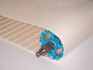 Weißes ThermoDrive HTL-Band um blaue Zahnräder gelegt