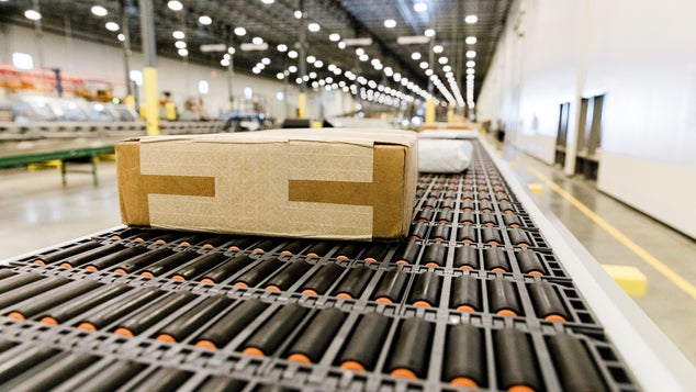 Caixa de papelão com fita curta no transportador ARB