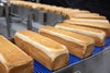 Bochenki chleba transportowane na skrętnej taśmie przenośnikowej HDE serii 2400