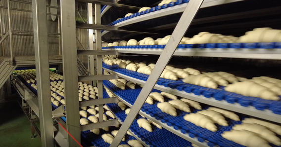 Croissants auf einer Spirale mit S2900 Curved Top-Förderband