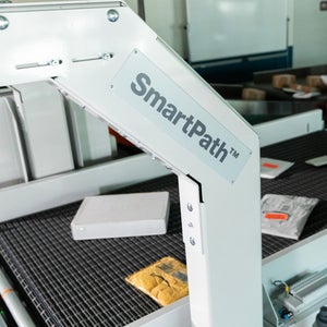 SmartPath Singulator and Gapper mit Paketen und Beschilderung