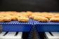 Nuggets de pollo empanados en un transportador de transferencia estrecha