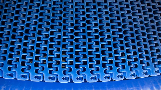 Intralox Radius Flush Grid-Band der Serie 2400 mit Heavy-Duty Edge (HDE)