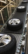 Neumáticos desplazándose por una banda inclinada modular de plástico