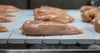 Rohe Hähnchenbrust auf modularem Kunststoffförderband FoodSafe von Intralox