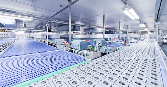 Tapis Activated Roller Belt et tapis transporteur rectiligne se rejoignant à un angle de 90 degrés