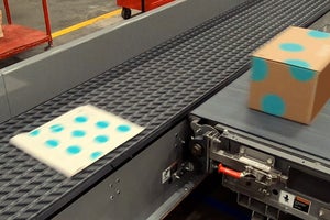 Sortierung von Kartons und Polyethylenbeuteln im rechten Winkel auf dem DARB Sortiersystem S4500