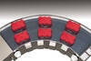 Lattine in confezioni da sei in pellicola termoretraibile rossa su nastro e trasportatore Serie 2100 ZERO TANGENT