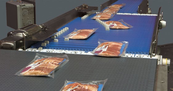 Embalagens seladas de bacon no divisor AIM