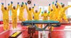 Profissionais de higienização comemorando em seus uniformes amarelos de proteção