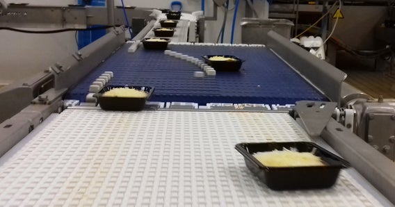 Vassoi di lasagna su Trasportatori con deviazione di corsia igienici AIM di Intralox