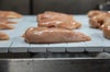 Hähnchenbruststücke auf dem Polyketonband der FoodSafe-Serie 800