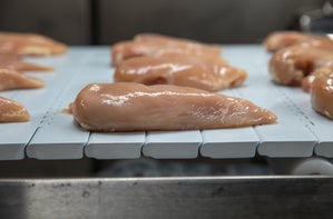 Des escalopes de poulet sur un tapis Série 800 FoodSafe en polycétone