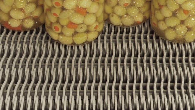 Barattoli di olive verdi sul nastro pastorizzatore Raised Rib