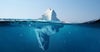 Photo d'un iceberg dont la partie la plus importante se trouve sous la surface de l'eau