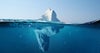 Foto stock di un iceberg avente una parte sommersa maggiore di quella emersa