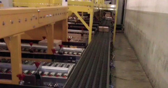 Boîtes sur un DARB Trieur S400 Intralox pour le tri vers les convoyeurs à rouleaux