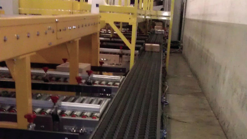 Boîtes sur un DARB Trieur S400 Intralox pour le tri vers les convoyeurs à rouleaux