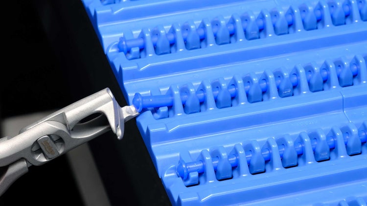 Intralox Scharnierstabwerkzeug löst einen Bandscharnierstab aus dem Förderband