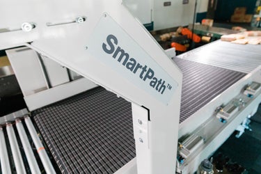 SmartPath Singulator and Gapper mit Beschilderung und ohne Pakete