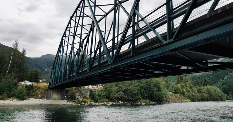 Nachrüstung einer historischen norwegischen Fachwerkbrücke