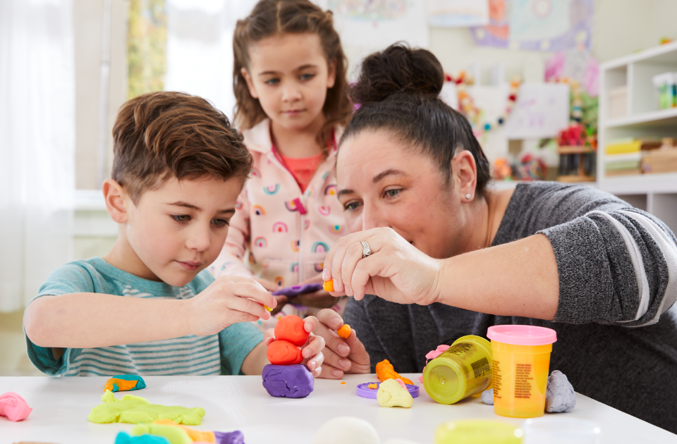 Niños jugando con Play-Doh