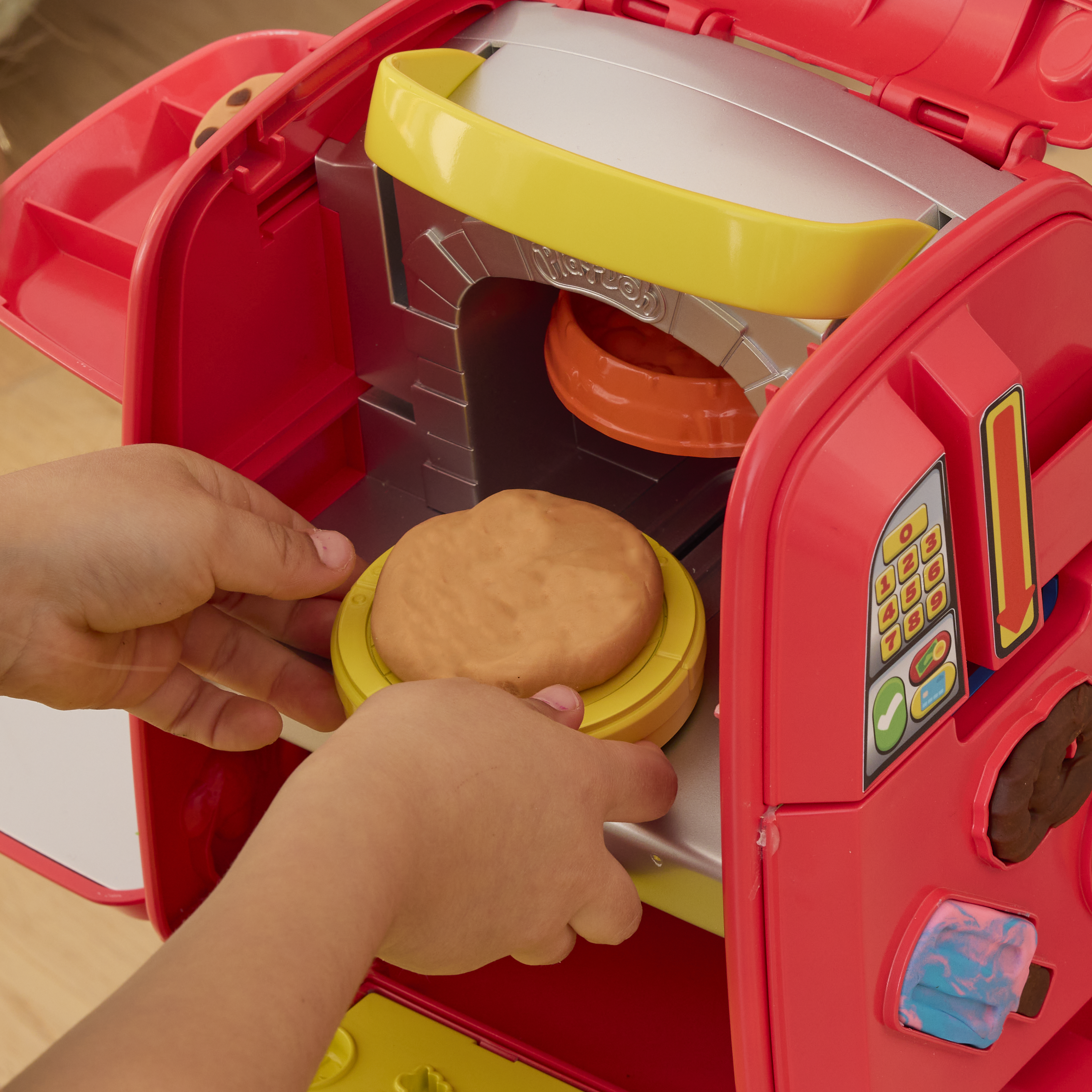 Stamp & Spin Play-Doh Pizza Crusts 