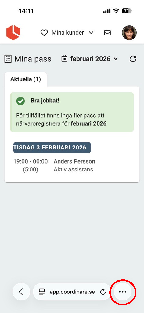 Öppna Safari och gå till: app.coordinare.se. Tryck sedan sedan på de tre prickarna som är markerade i bilden.