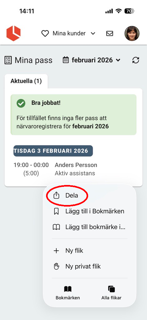 Klicka på Dela-knappen i bottenmenyn (ikonen som ser ut som en fyrkant med en pil som pekar uppåt)