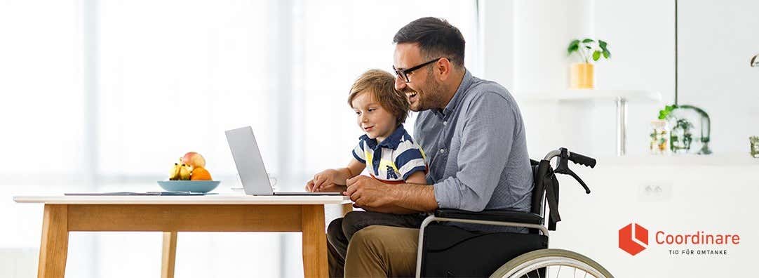 Två personer som använder ett verksamhetssytem för assistans