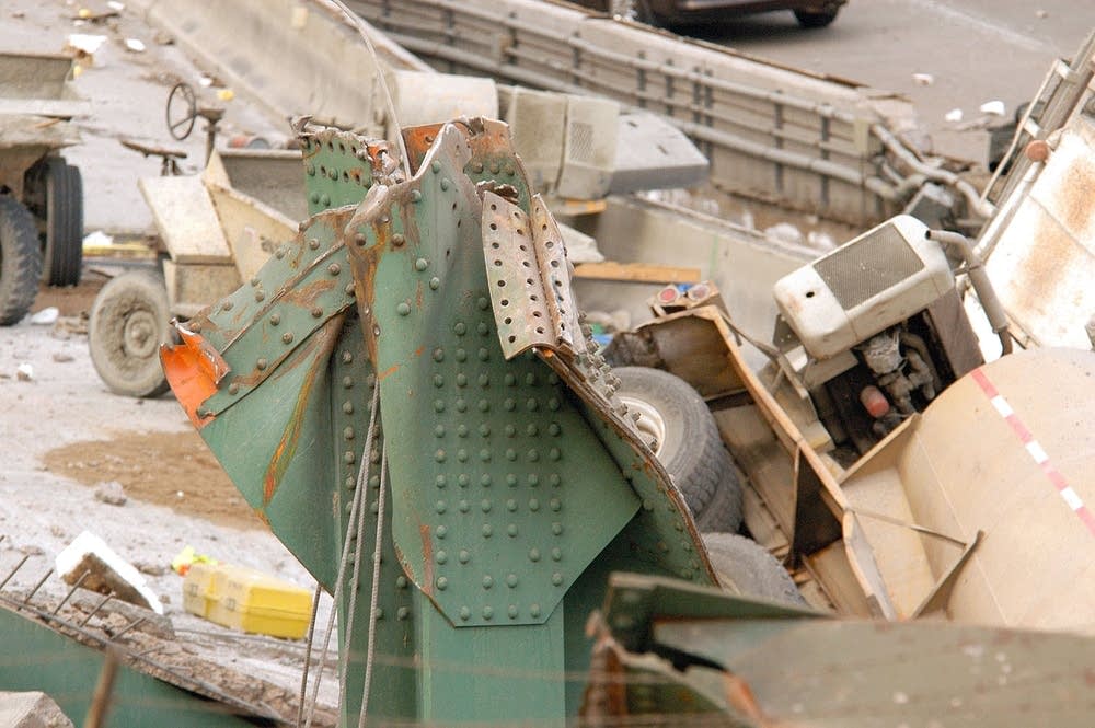 Instorting van brug door schetsplaten falen