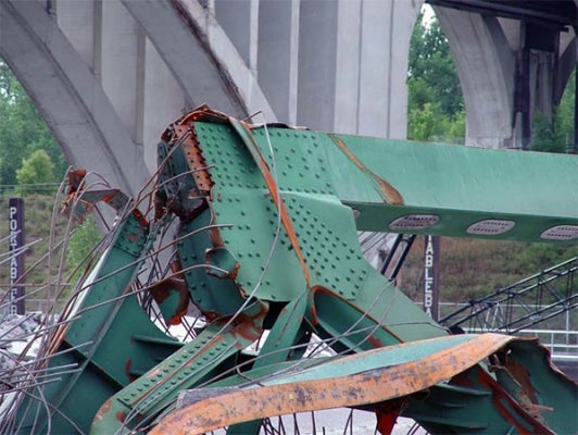 Brug instorting door falende schetsplaten van de vakwerkaansluitingen