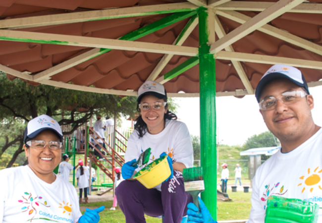 three volunteers painting umbrella in San Juan del Rio 