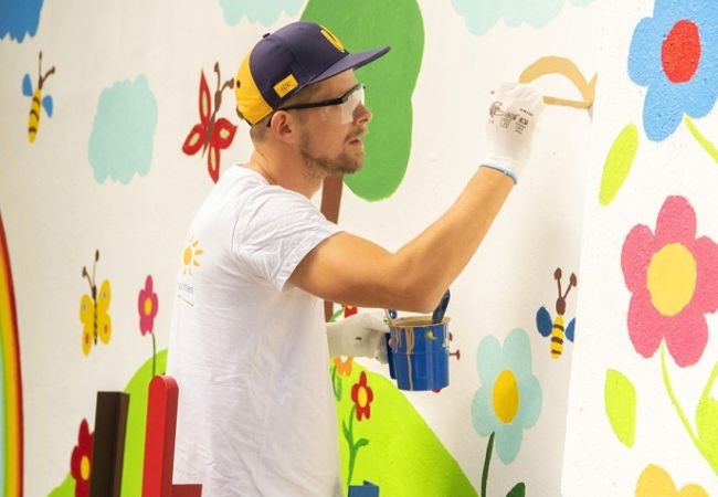 Entre les mains de bénévoles, la peinture PPG fait une différence qui change la vie. 