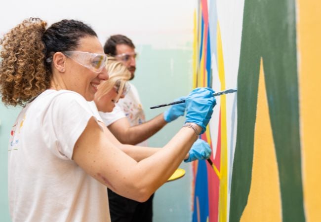 Volunteer in Milan painting school