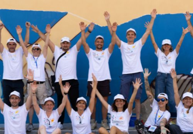 Team of volunteers raising their hands in Quattordio