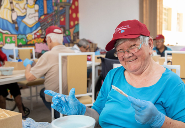  residents at Lar Frederico Ozanam painting 