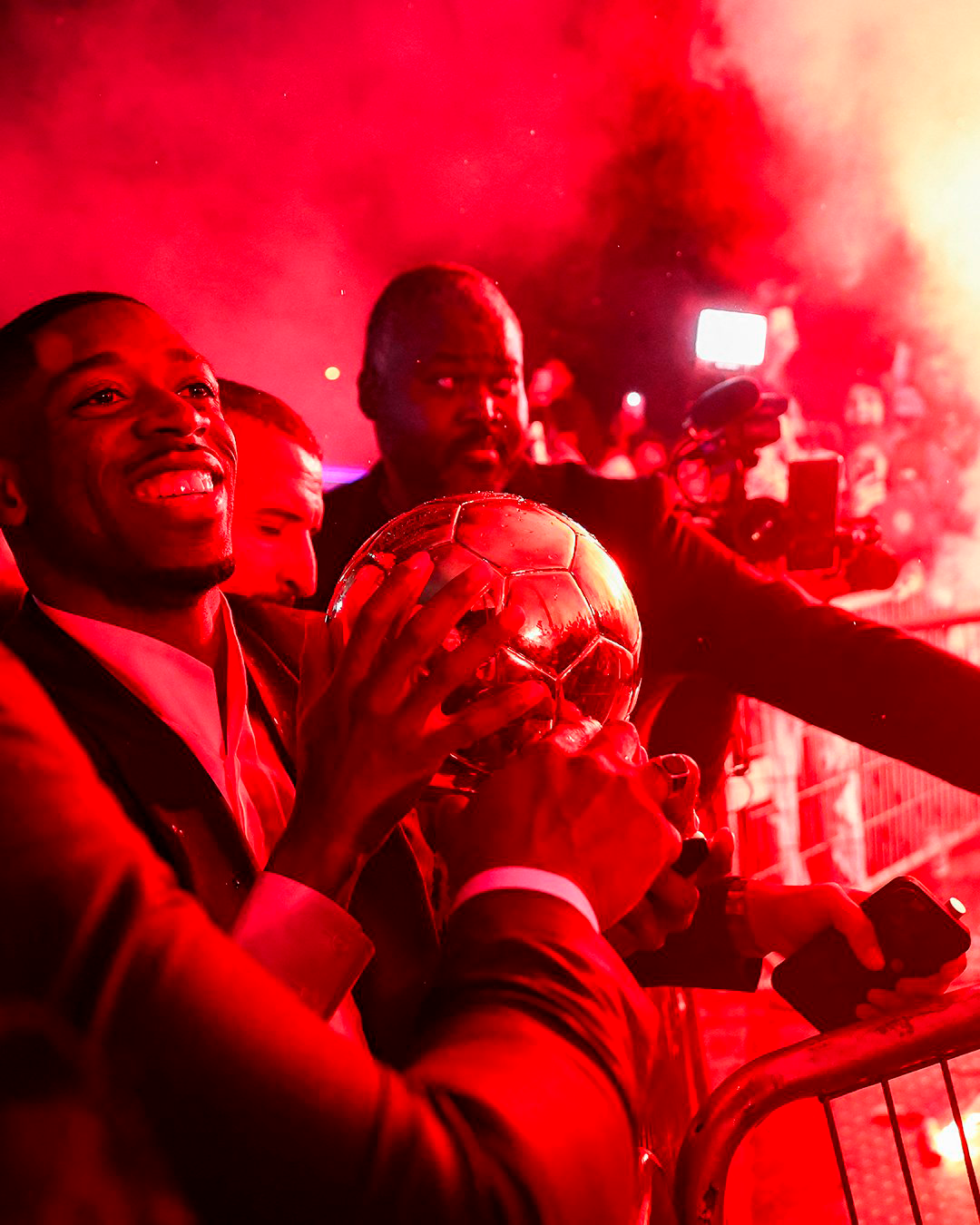 Ousmane Dembélé celebrates the Ballon D'Or with the PSG fans.