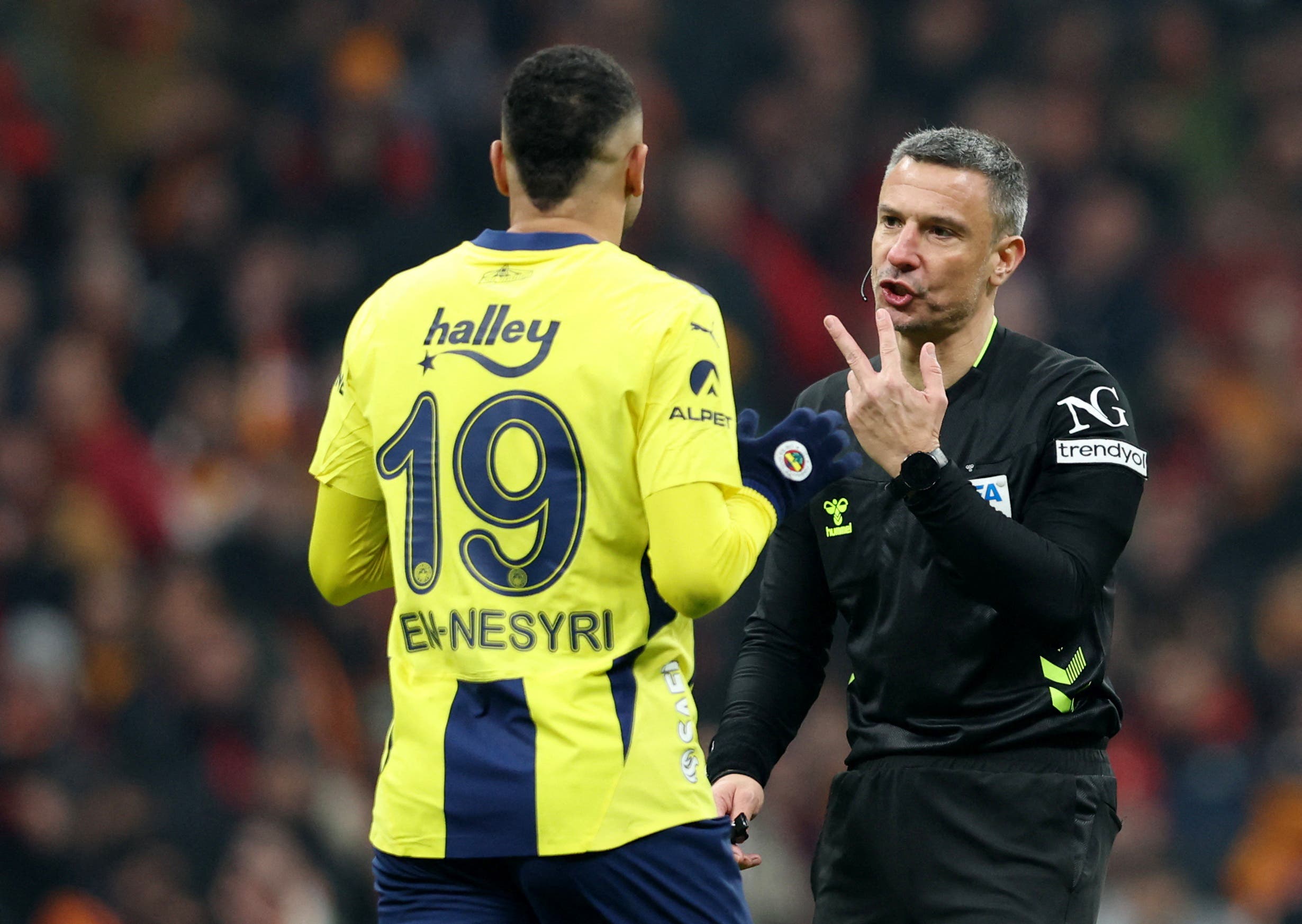 Fenerbahce's Youssef En-Nesyri remonstrates with referee Slavko Vincic