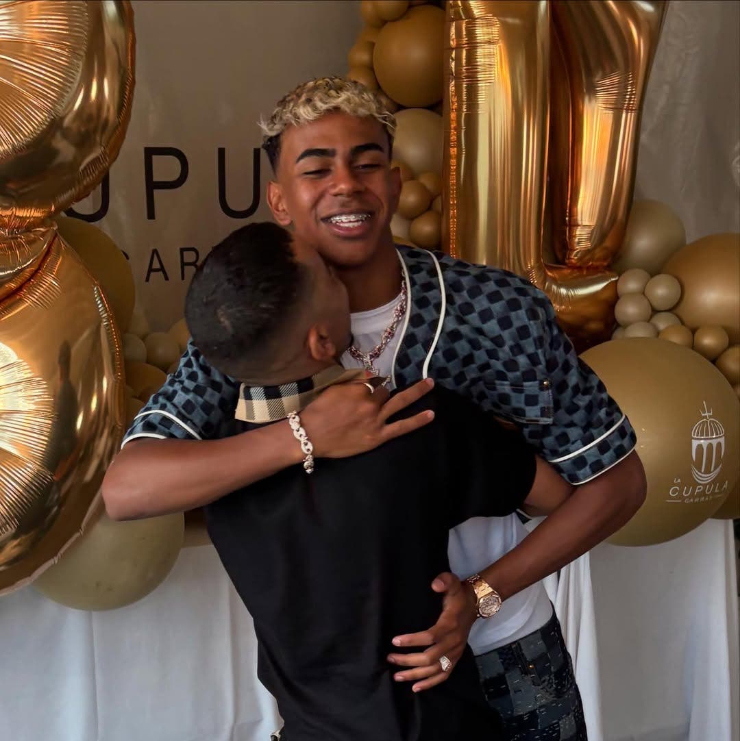 Mounir Nasraoui, padre de Lamine Yamal, lo abraza durante el festejo de su cumpleaños 18.