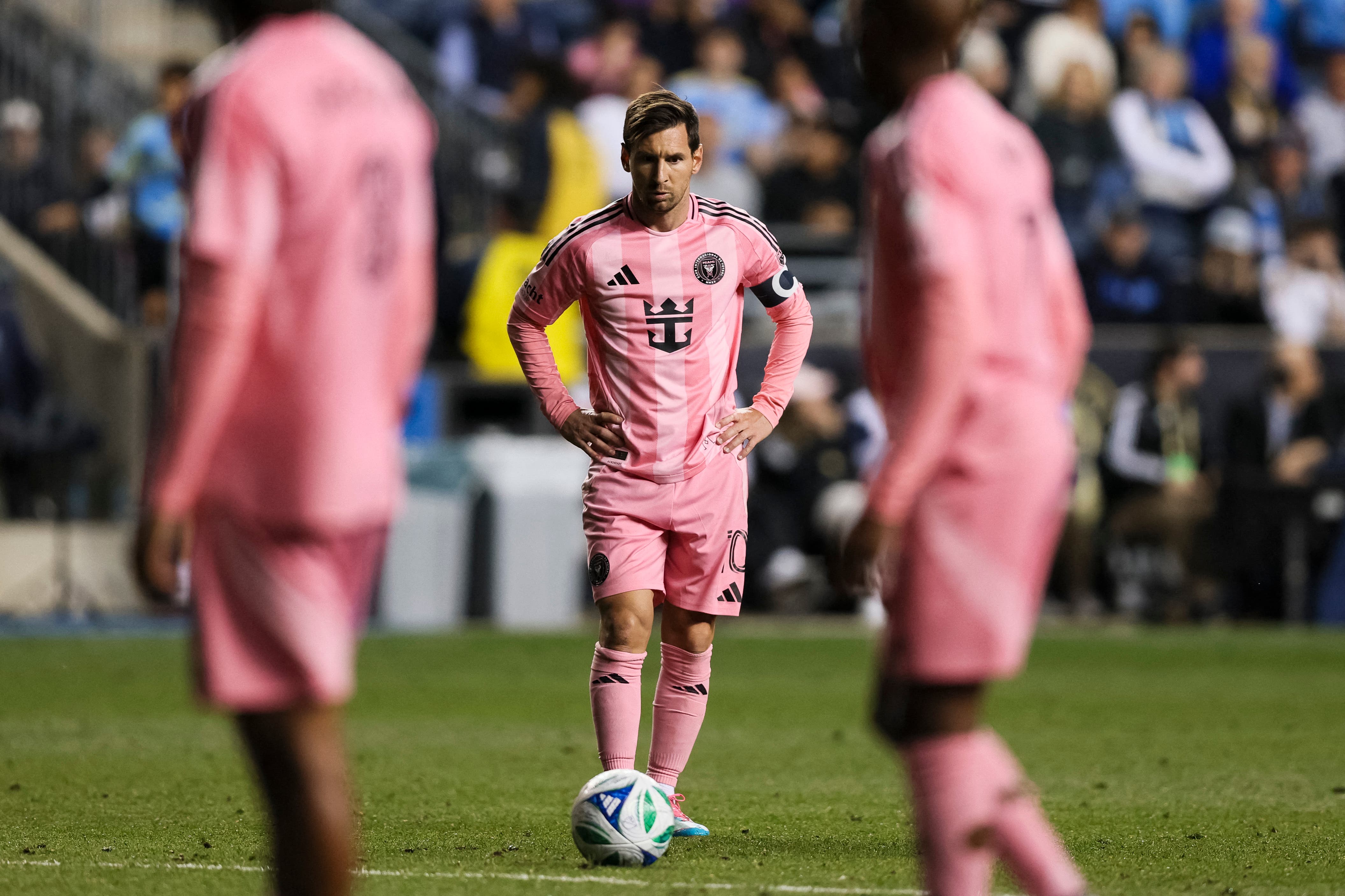 Inter Miami forward Lionel Messi (10) prepares to take a free-kick against the Philadelphia Union