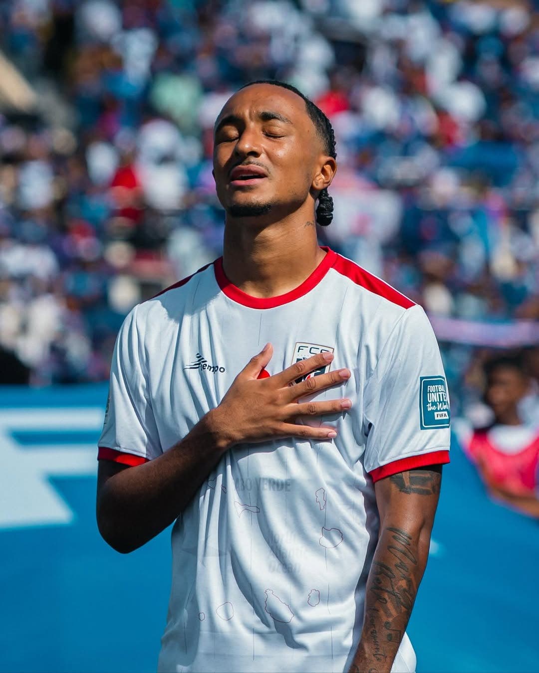 Dailon Livramento canta el himno nacional de Cabo Verde previo al inicio de un partido.