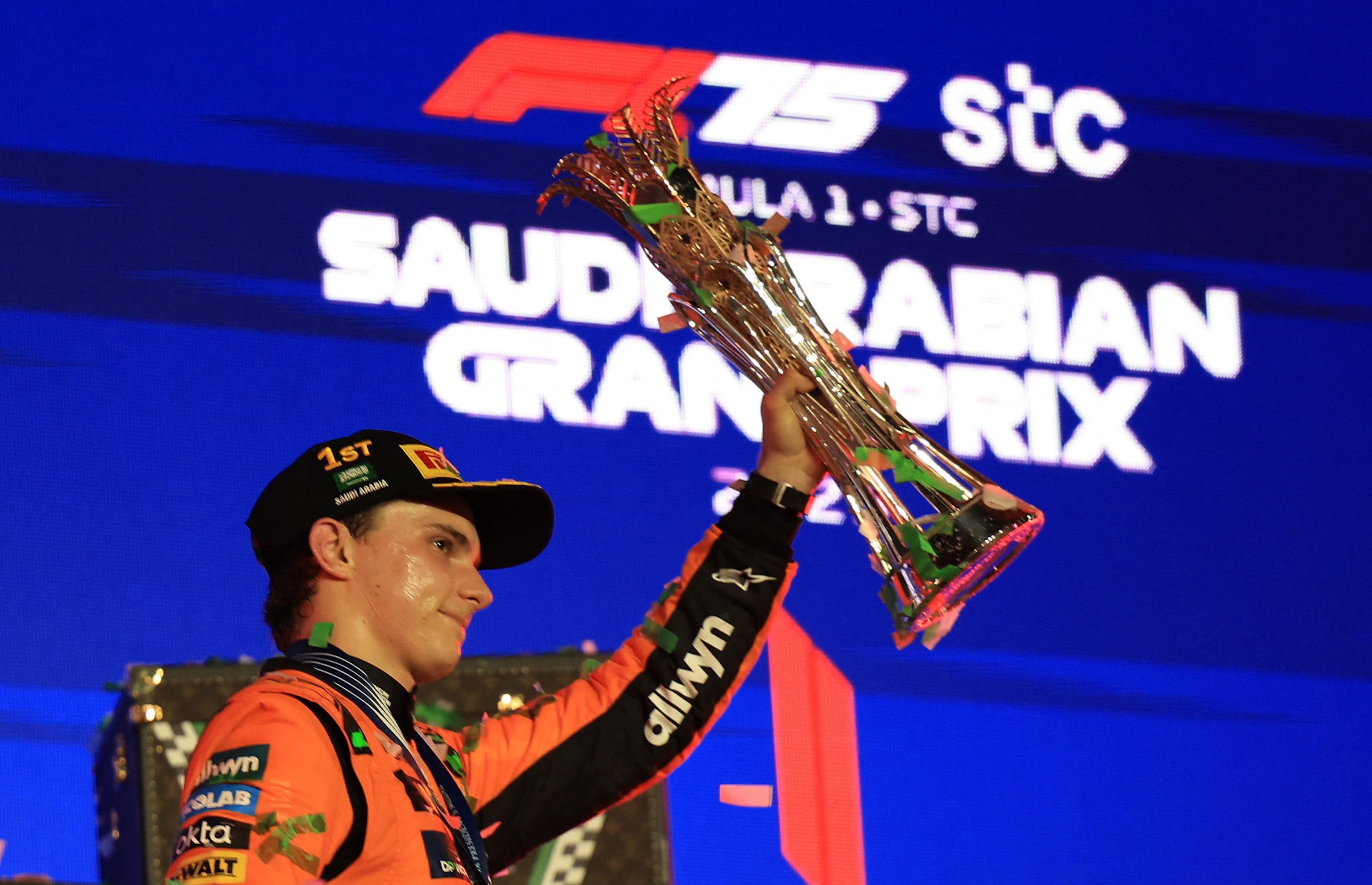 Oscar Piastri levantando el trofeo del Gran Premio de Arabia Saudita