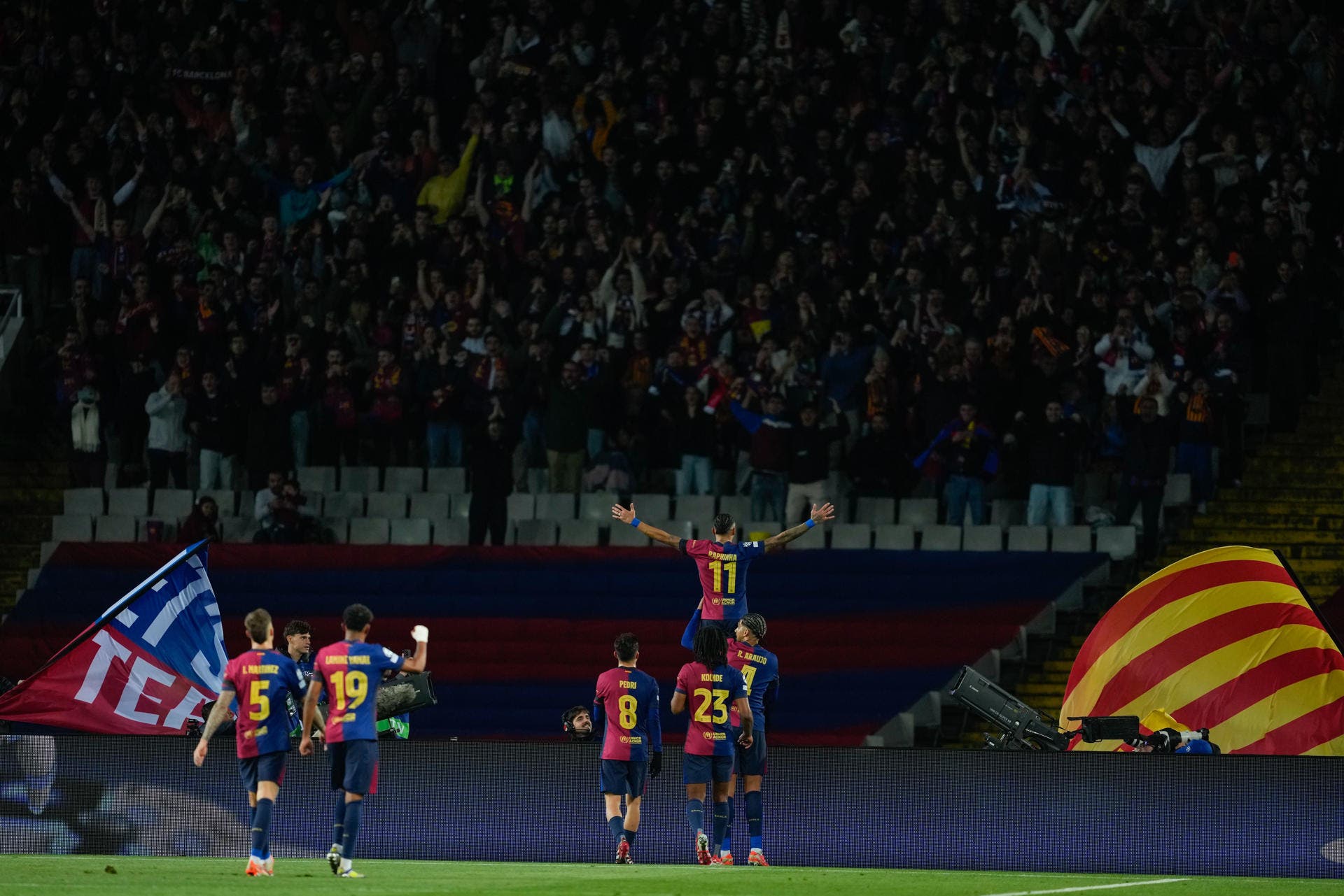 El delantero del Barcelona Raphinha (c) celebra tras marcar el 3-1 durante el partido de vuelta de octavos de final de la Liga de Campeones entre el Barcelona y el Benfica