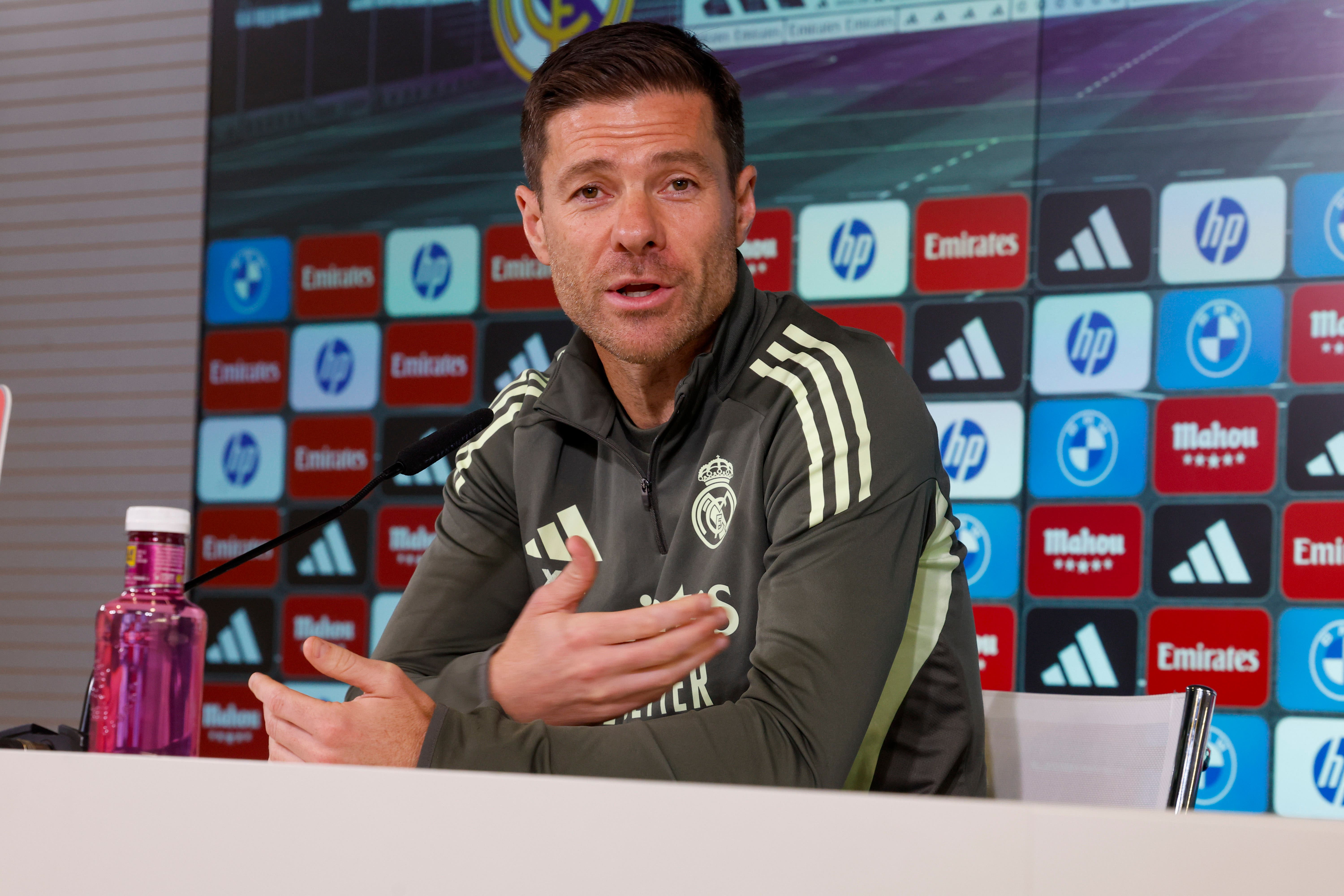 MADRID, 31/10/2025.- El técnico del Real Madrid, Xabi Alonso, durante la rueda de prensa que ha ofrecido este viernes en Valdebebas. El equipo blanco se enfrenta mañana, sábado, al Valencia CF en la jornada 11de la LALIGA EA Sports en el estadio Santiago Bernabéu. EFE/ Javier Lizon