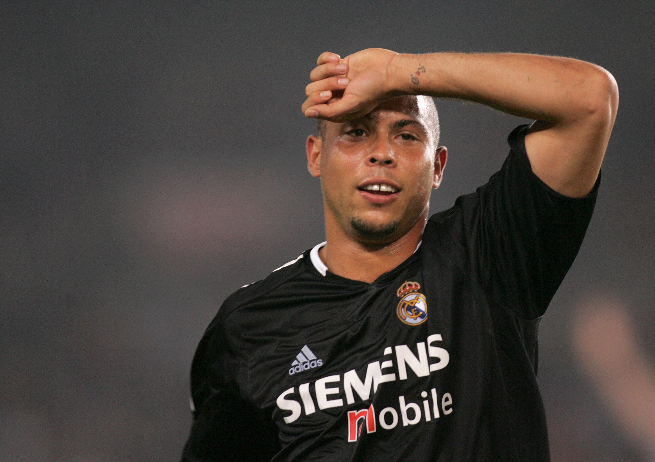 Ronaldo Nazario festeja un gol durante un partido con el Real Madrid.