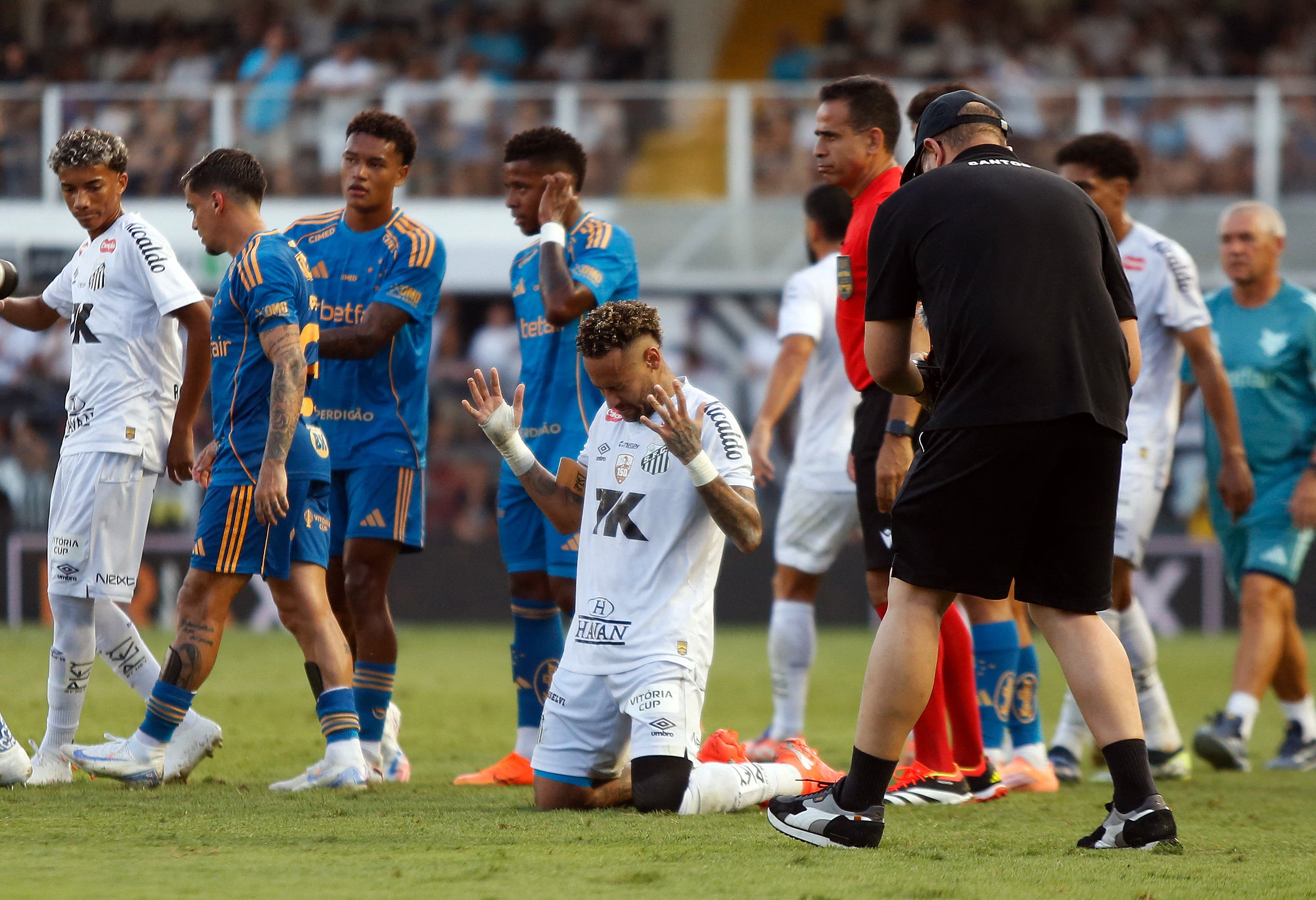 Soccer Football - Brasileiro Championship - Santos v Cruzeiro - Estadio Urbano Caldeira, Santos, Brazil - December 7, 2025 Santos' Neymar celebrates after the match REUTERS/Thiago Bernardes