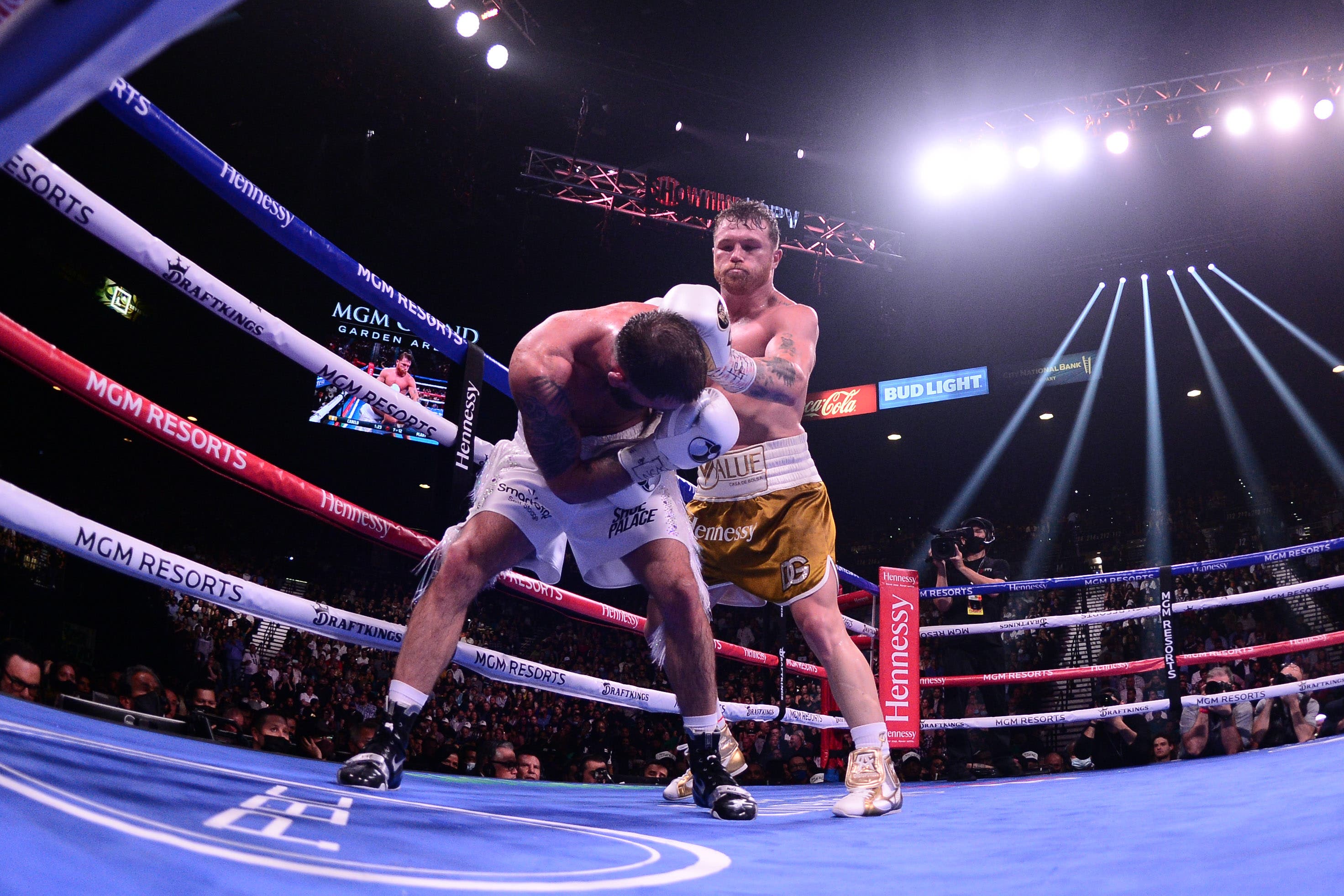 Saúl Canelo Álvarez durante su combate e contra de Caleb Plant.