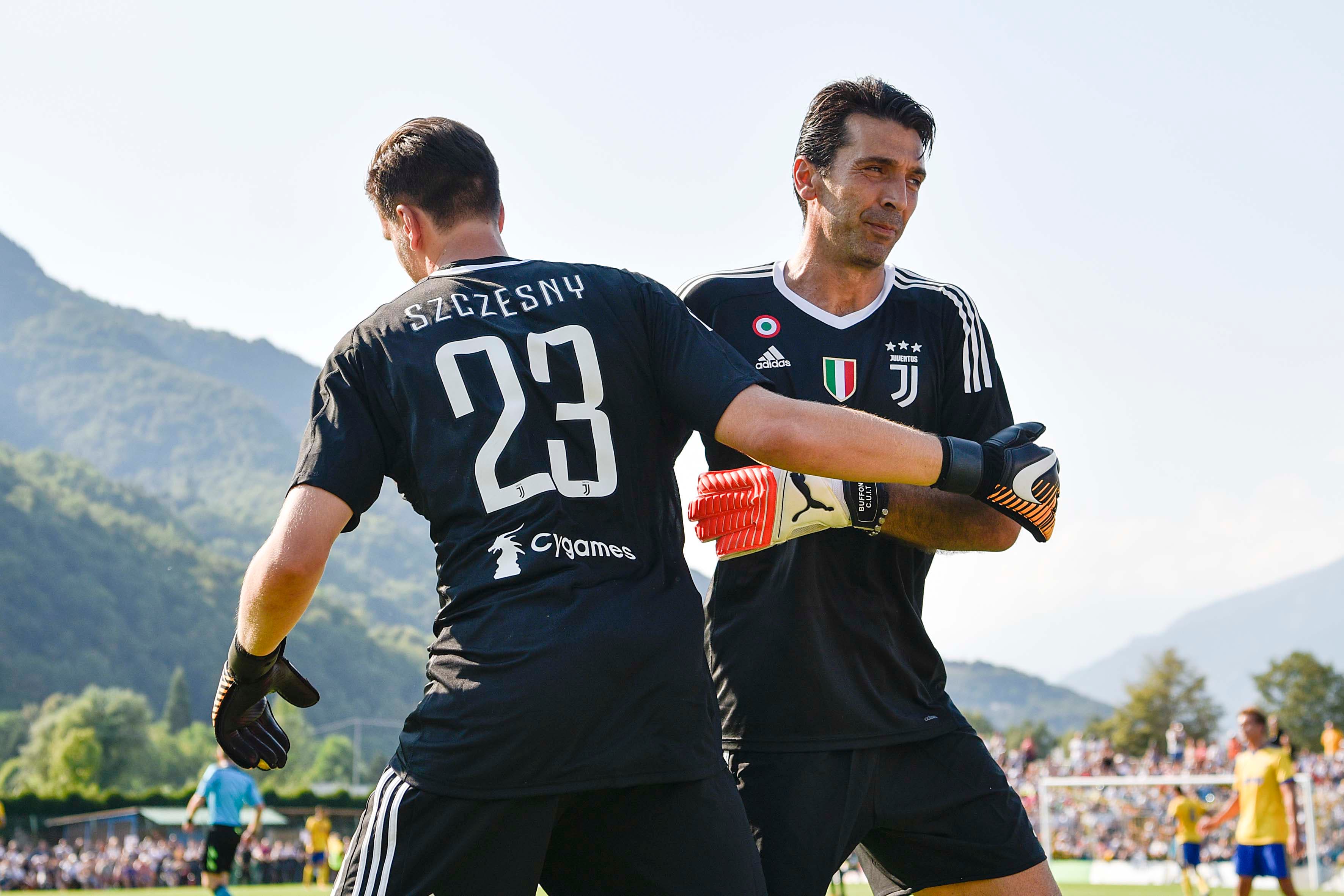 Wojciech Szczęsny substitutes Gianluigi Buffon during a Juventus match.