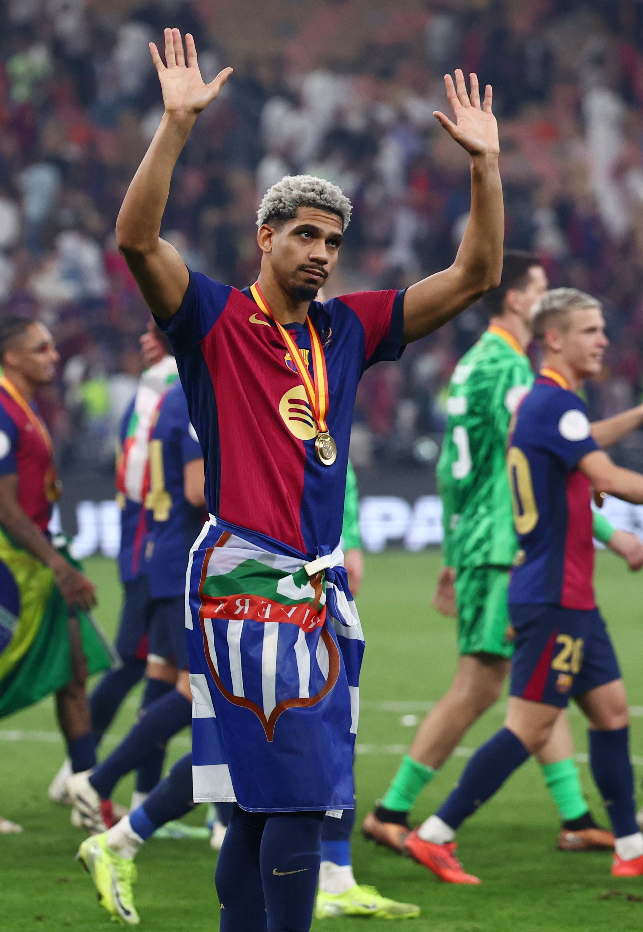 Ronald Araujo thanks Barcelona fans after winning the Spanish Super Cup against Real Madrid